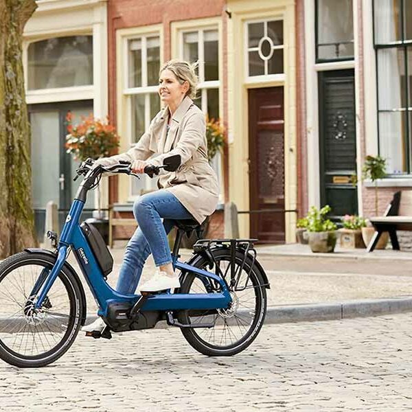Gazelle Easy Flow lageinstap fiets met ondersteuning Probeer nu bij Fietshemel Edam: De Gazelle Easyflow Elektrische Fiets met Extra Lage Instap Ben je op zoek naar ultiem fietscomfort en gebruiksvriendelijkheid? De Gazelle Easyflow is dé elektrische fiets die al jouw verwachtingen overtreft. Met een extra lage instap, een krachtige elektrische ondersteuning en een ontwerp dat veiligheid en stabiliteit combineert, is deze fiets perfect voor ontspannen fietstochten en dagelijkse ritten. Comfortabel opstappen dankzij de speciale geometrie Waarom kiezen voor de Gazelle Easyflow? Eenvoudig opstappen en starten Dankzij het slimme, langgerekte frame biedt de Gazelle Easyflow volop ruimte in het midden, waardoor opstappen en vertrekken moeiteloos is. Ideaal voor iedereen die gemak en toegankelijkheid belangrijk vindt. Je kunt zelfs met beide voeten op de grond staan terwijl je op het zadel zit, wat zorgt voor een stabiele en veilige start. Stabiliteit en controle De Easyflow is ontworpen met een laag zwaartepunt en een ergonomische plaatsing van zadel, trappers en stuur. Dit geeft je volledige controle over de fiets, zelfs bij lage snelheden. Met het handige zijdisplay houd je altijd overzicht over je snelheid, actieradius en ondersteuning. Veiligheid als prioriteit Veiligheid staat voorop bij de Gazelle Easyflow: Anti-slippedalen zorgen voor een stevige grip, zelfs bij nat weer. Krachtige remmen garanderen een korte remweg. Heldere verlichting maakt je zichtbaar voor andere weggebruikers. Een ingebouwde achteruitkijkspiegel biedt je extra vertrouwen onderweg. Ongekend comfort De Gazelle Easyflow is gemaakt met jouw comfort in gedachten: De rechtop zitpositie zorgt voor ontspannen en overzichtelijk fietsen. Brede banden, een zacht zadel en ergonomische handvatten maken elke rit comfortabel. Met het MIK-systeem bevestig je eenvoudig fietstassen of een mand, ideaal voor boodschappen of bagage. Proefrijden bij Fietshemel Edam De Gazelle Easyflow is nu beschikbaar om te proefrijden bij Fietshemel Edam. Kom langs en ervaar zelf het comfort, de stabiliteit en de elektrische ondersteuning die deze fiets te bieden heeft. Onze experts staan klaar om al je vragen te beantwoorden en je te helpen de perfecte fiets te vinden. De Gazelle Easyflow is verkrijgbaar in de stijlvolle kleur Mallard Blue. Investeer in jouw comfort en veiligheid en geniet van moeiteloze fietsplezier! Bezoek Fietshemel Edam vandaag nog en ontdek wat de Gazelle Easyflow voor jou kan betekenen. Krijg een compleet beeld van de Easyflow C7 Volledig ontspannen fietsen begint bij eenvoudig opstappen en soepel wegrijden. Het speciaal ontworpen Easyflow-frame maakt opstappen moeiteloos, terwijl de krachtige motor zorgt voor een soepele en comfortabele start. Met de rechtop zitpositie geniet je van een ontspannen houding en uitstekend overzicht op de weg. Dankzij de gripvaste banden en betrouwbare remmen heb je altijd optimale controle, ongeacht de omstandigheden. En wanneer je stilstaat, sta je altijd stabiel: op de Easyflow C7 kun je met beide voeten stevig aan de grond blijven, wat zorgt voor extra vertrouwen en gemak. Met beide voeten stevig op de grond Het unieke van de Easyflow is het langgerekte frame met een ruime open middenruimte. Dit ontwerp is niet zomaar gekozen. Het zorgt ervoor dat je niet alleen heel gemakkelijk kunt opstappen, maar ook dat je, terwijl je op het zadel zit, eenvoudig beide voeten op de grond kunt zetten. Hierdoor geniet je van een comfortabel en veilig opstapmoment én een ontspannen start. Bovendien zit je in een relaxte, rechtop houding, wat het fietsen nog prettiger maakt. Perfect voor iedereen die gemak en stabiliteit op de fiets belangrijk vindt.